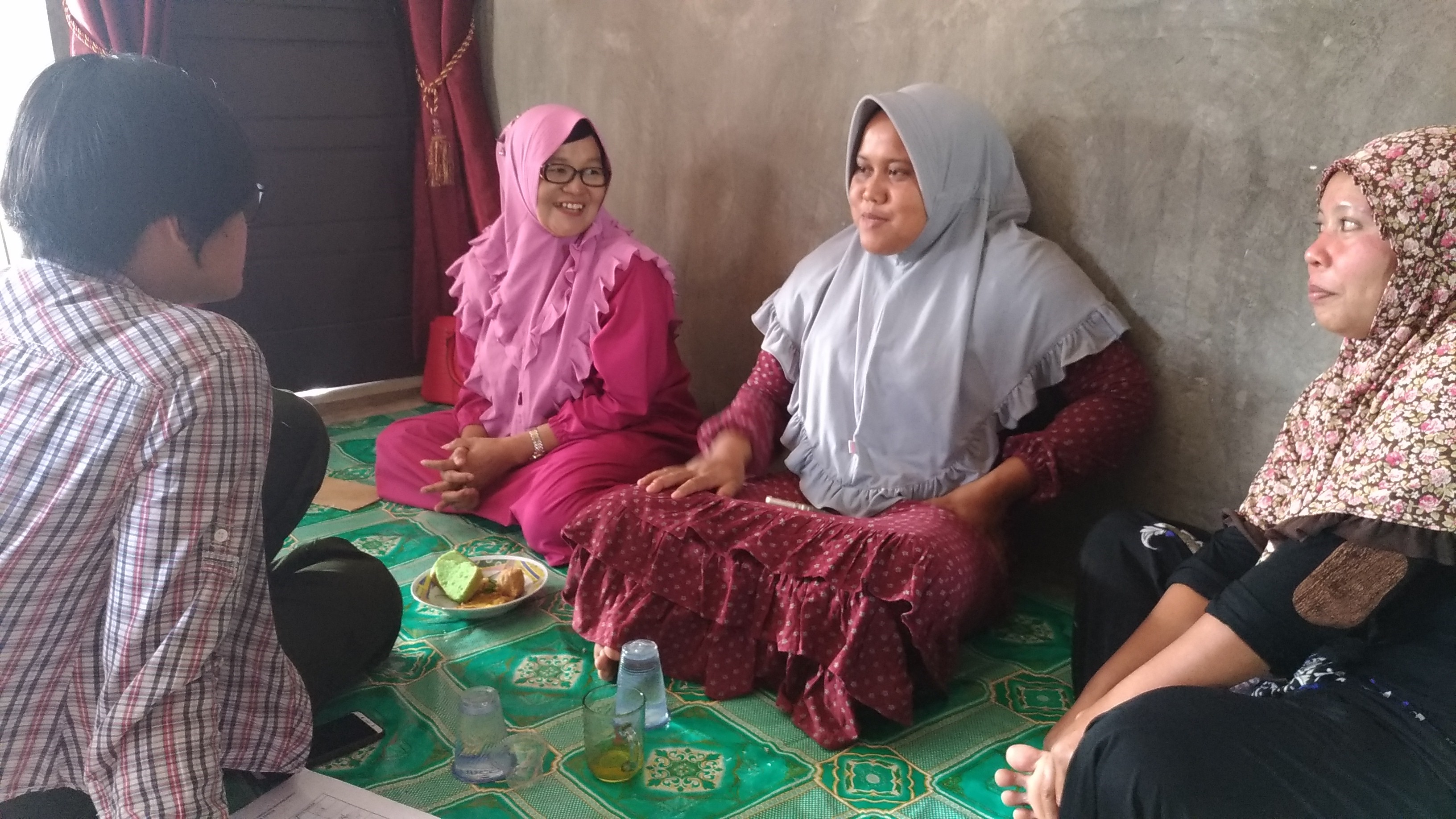 <p>Discussion with wives of palm oil plantation owners. Credit: Thontowi Suhada/WRI Indonesia</p>
